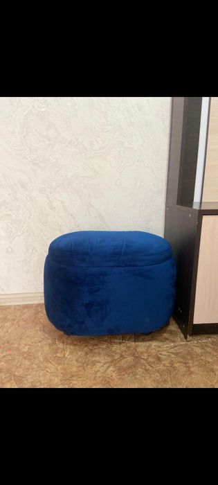 Продам  синий бархатный пуфик.