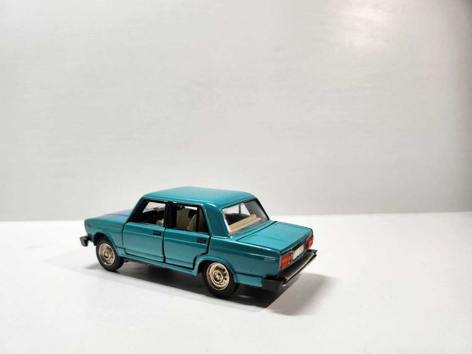 модель ВАЗ 2105   1 : 43  "Саратов"