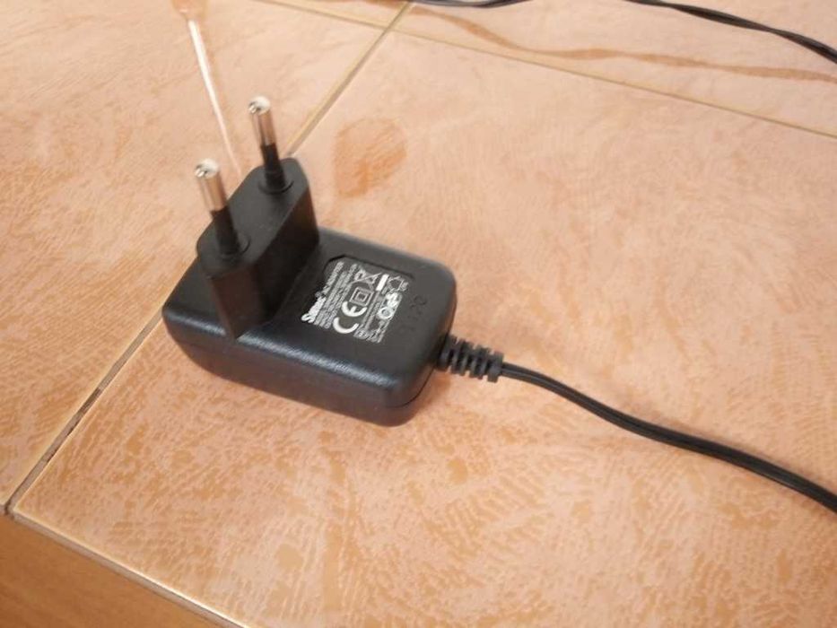 Lampă de birou roșie cu LED, braț flexibil (design modern italian)