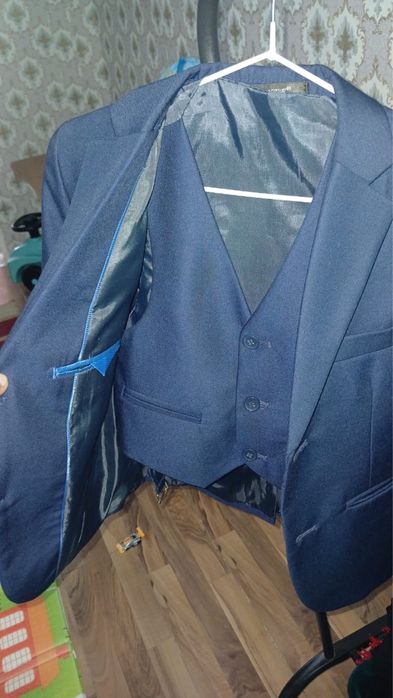 Продам костюм школьный