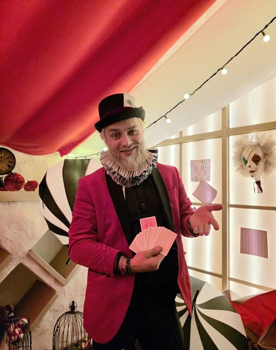 Фокусник на праздник в Алматы для взрослых и детей