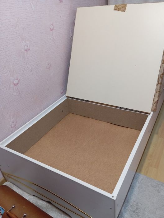 Кровать для спальни