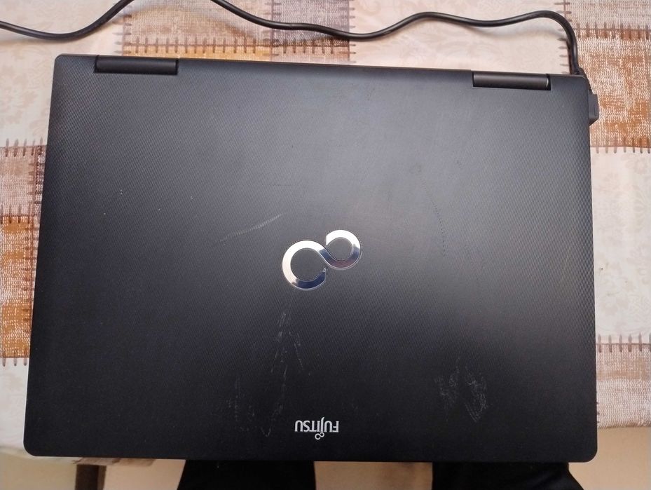 Лаптоп Fujitsu Life book S series