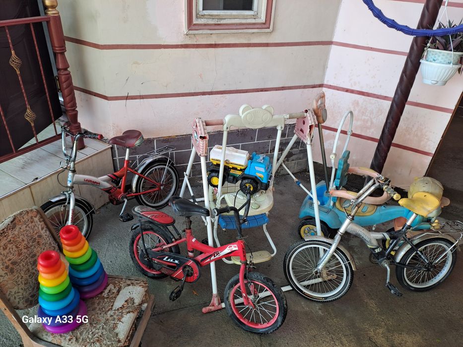 Детский велосипед и игрушки