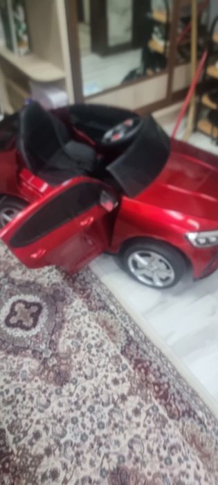 Детская машина на пульт управлении, почти новая,горят фары,мелодия