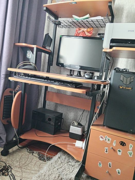 Компьютерный стол.