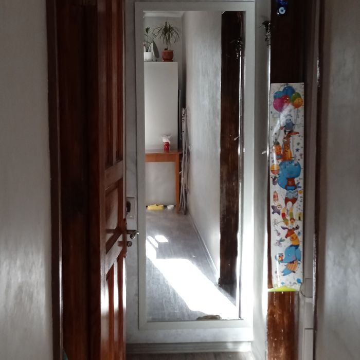 Зеркало в белой раме.