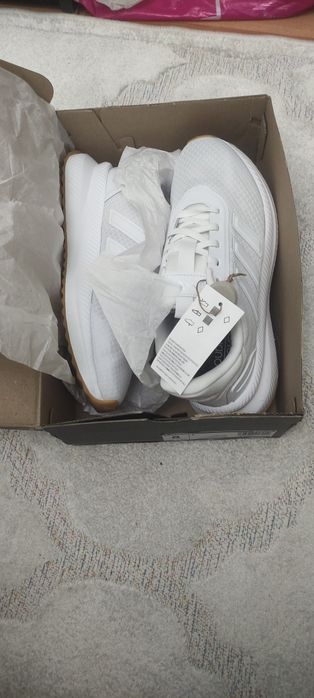 Продам летние кроссовки Adidas размер 40