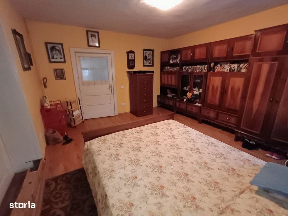 Casa generoasa cu 4 camere / str. Pomilor