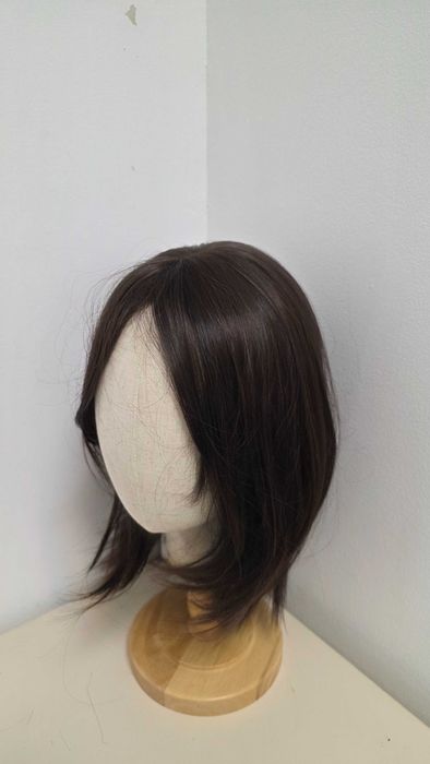 Perucă HAIRCUBE șaten închis, bob în straturi fără breton, sintetică