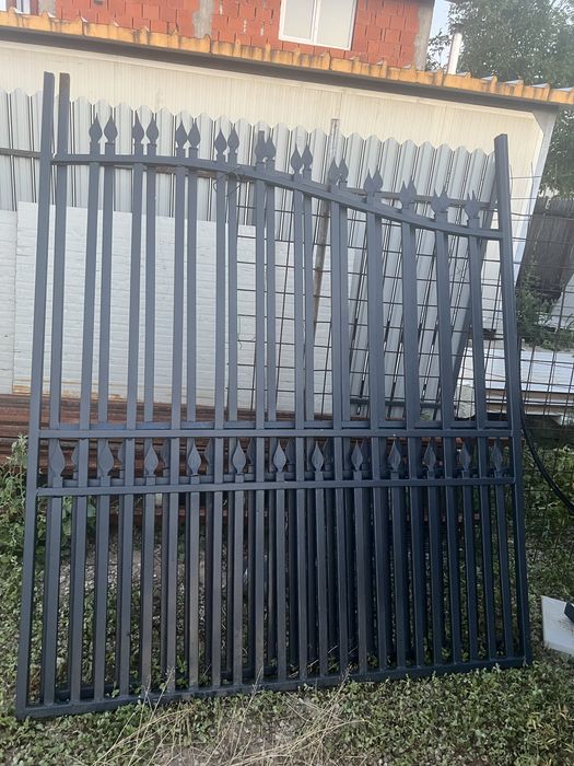 Set de porti pentru acces pietonal si auto