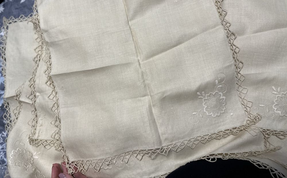 Set vechi de masă, lucrat manual