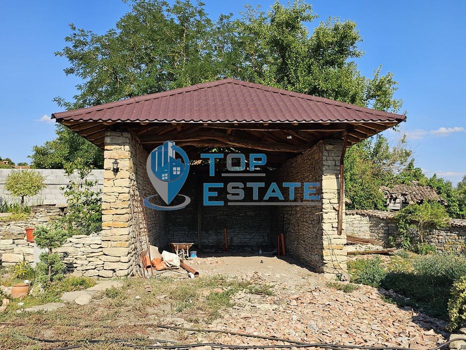 Двуетажна къща на груб строеж с втора къща и басейн с панорама в село