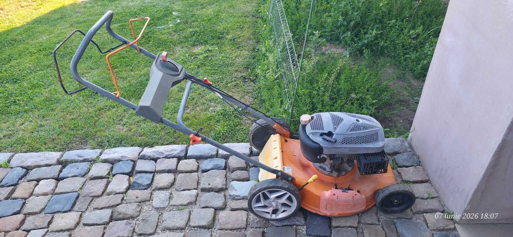 Masina de tuns cu autopropulsie