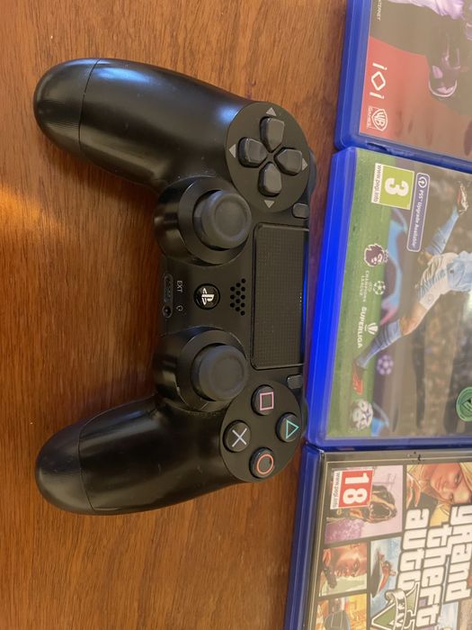 Vând PS4 Pro 1TB Urgent în stare foarte bună.