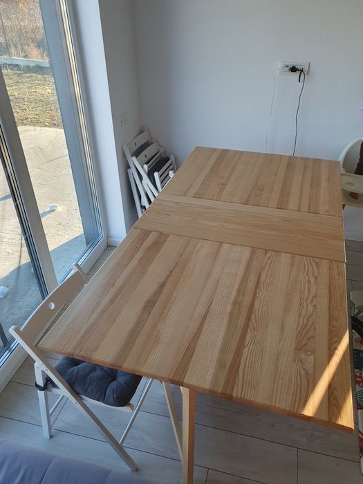 Masa extensibila cu magazie pentru scaune