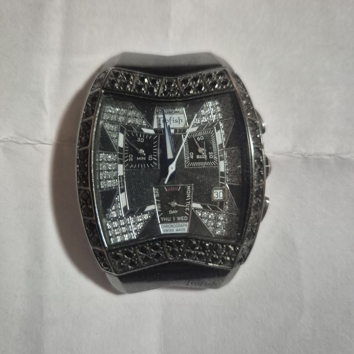 Наручные часы сапфировое стекло.