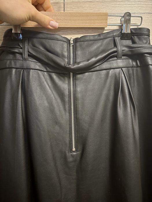 Черна кожена пола