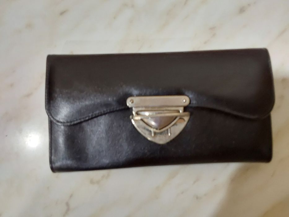 Кожаный кошелёк  чёрного цвета.