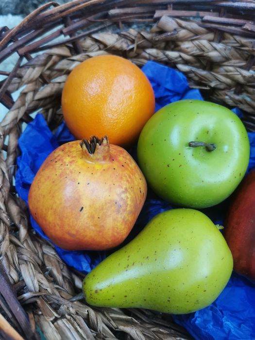 Продавам кошница с много красивиплодове
