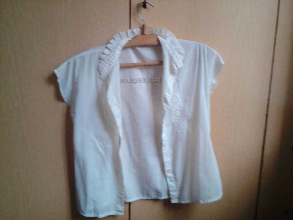 продавам елегантни дамски блузи всяка по 3 лв.