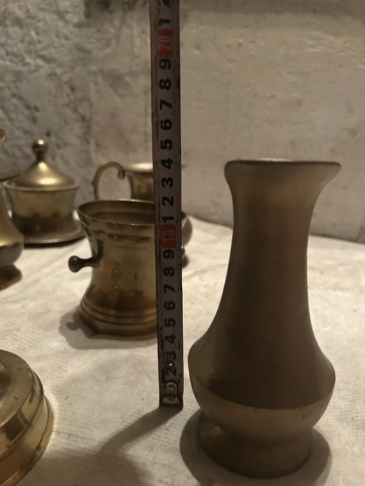 Месингови вази, свещник, тиган…