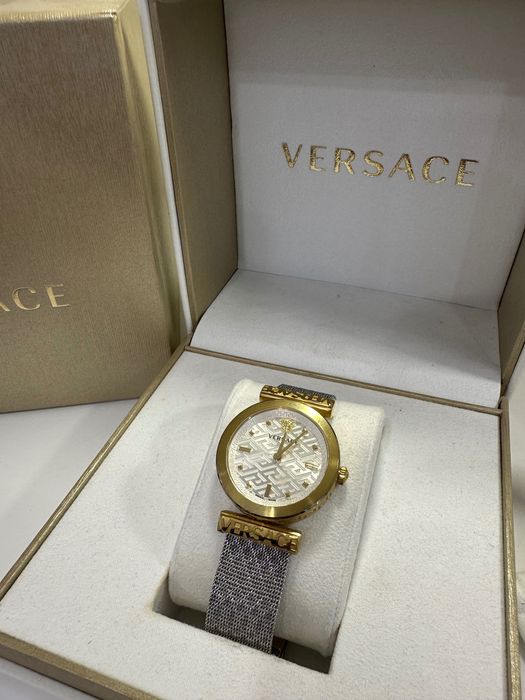 Часовник Versace оригинален