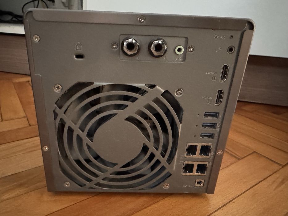 Server QNAP / NAS TS-453A inclusiv 4 hdd de 3 tb fiecare