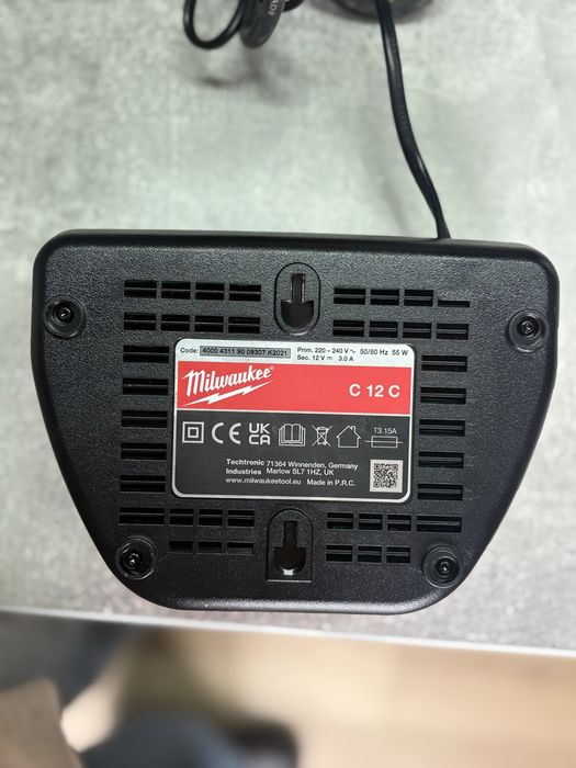 Milwaukee M12 зарядно