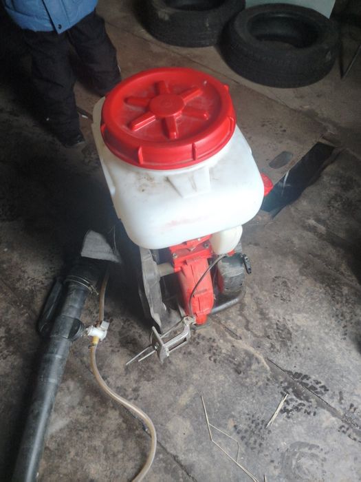 Бензиновый опрыскиватель.