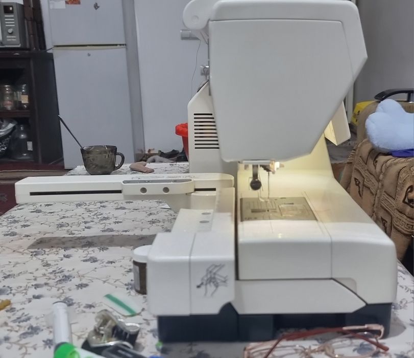 Janome Memory Craft 11000 (Компьютерная швейная машина с экраном)