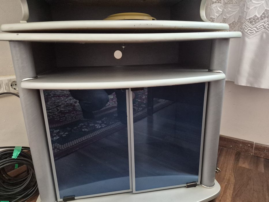 Телевизор самсунг и тумбочка сотилади холати жуда хам яхши ишлайди хам