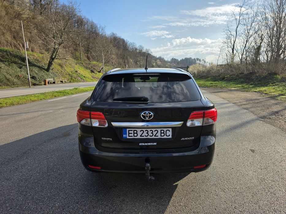 Продавам Тойота Авенсис