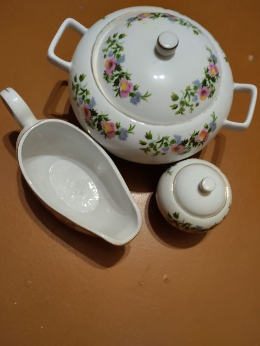 Супница, соусница и сахарница.