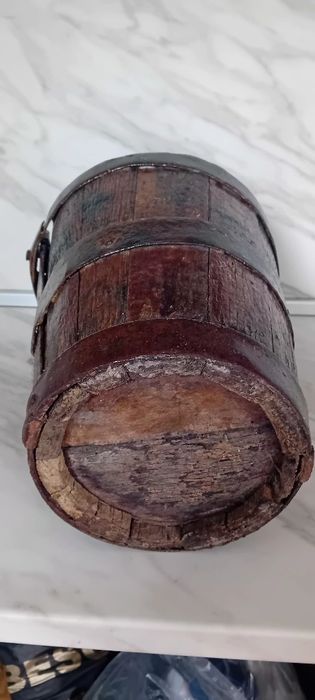 Голяма автентична кофа за вадене вода от геран.