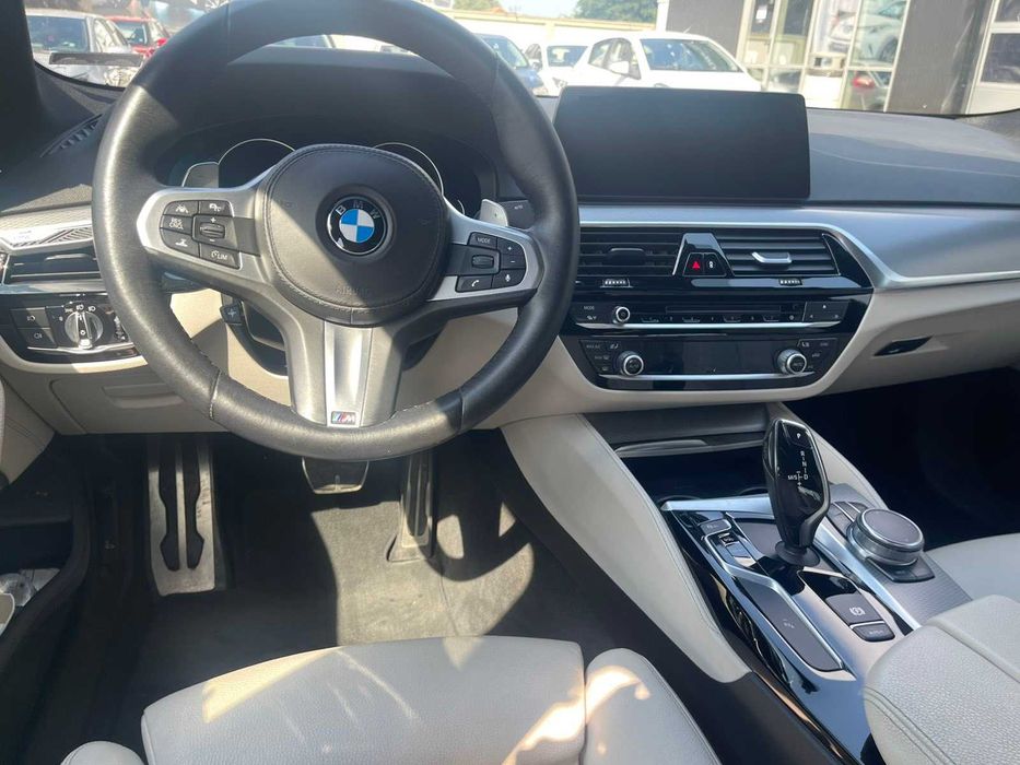 BMW 530d M-pack* * X-drive* LED Adaptiv* HeadUp*KeyLess