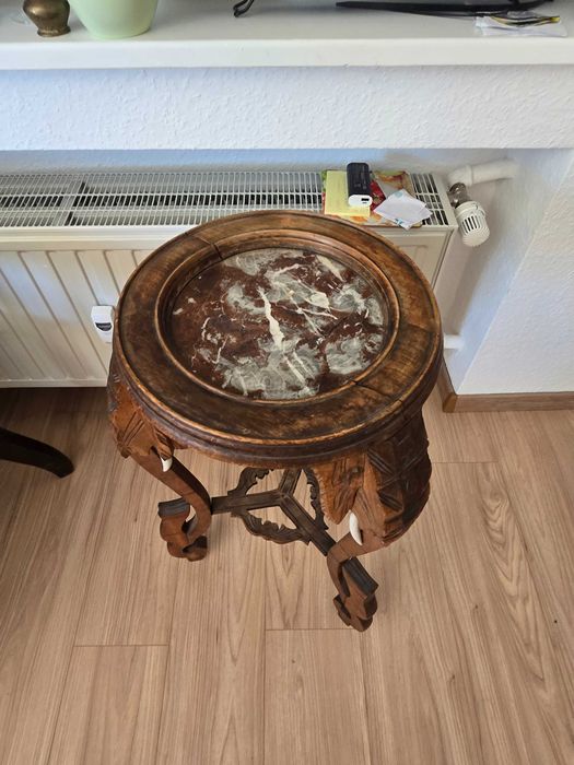 Стара масичка за цветя.