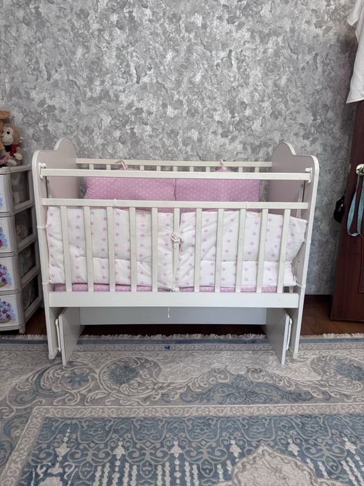 Детская кровать с маятником