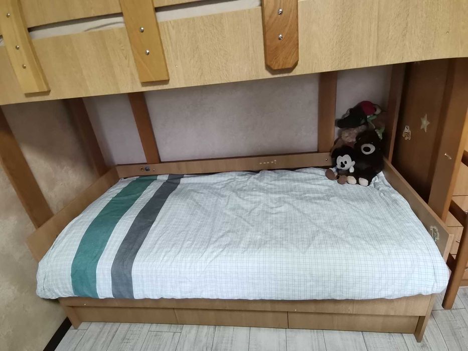 Двуетажно дървено легло с три чекмеджета