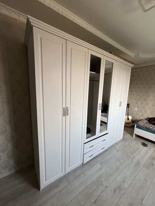 Шкаф большой.