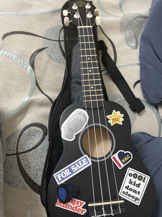 Продам укуеле с наборым прошу не звонить напишите на ватсап