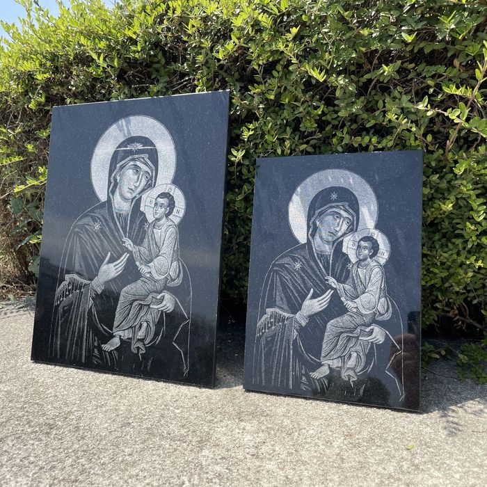 Гравирана икона Богородица с младенеца върху черен гранит за подарък