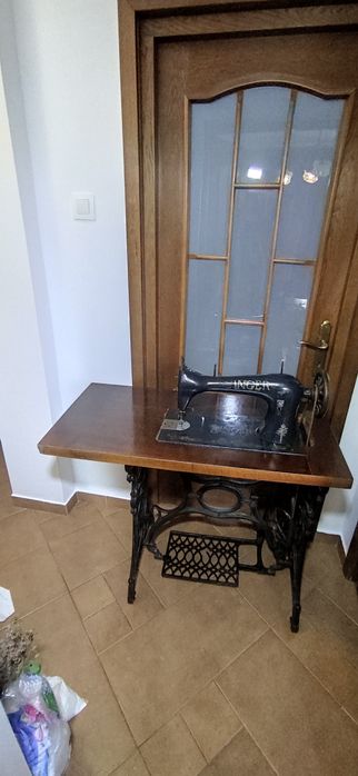 Vând Singer vechime 100 ani.