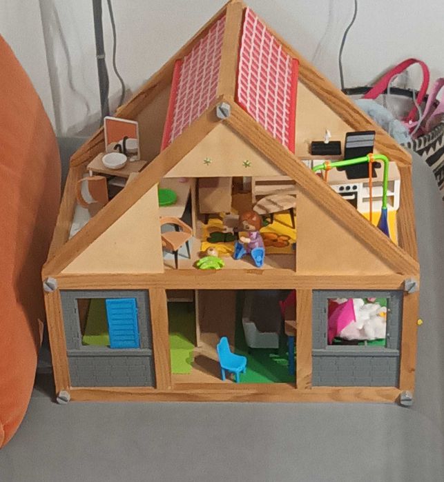 Дървена къща за кукли
