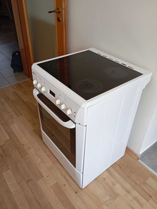 Готварска печка BEKO със стъклокерамични котлони – работеща