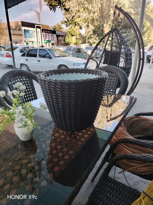 Стол ва стуллар ва качеля гул туваклар