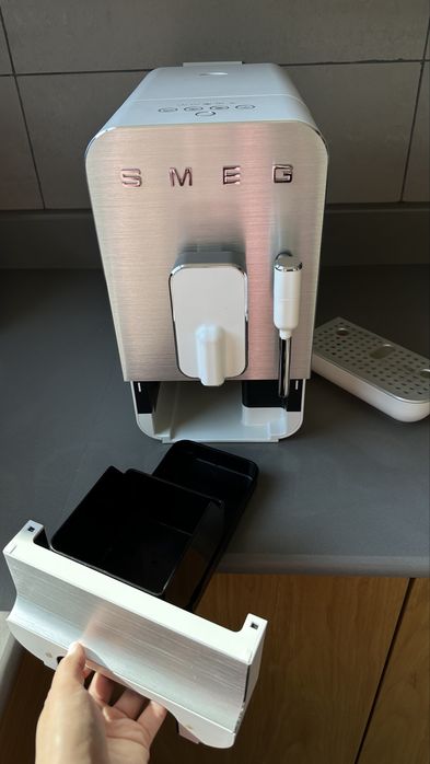 Кофемашина Smeg, белая
