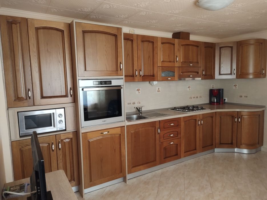 Mobilă de bucătărie din lemn masiv