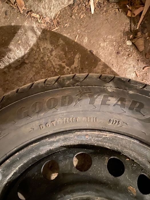Продавам комплект Goodyear EfficientGrip  COMPACT 2 175/65R14 със стоманени джанти.