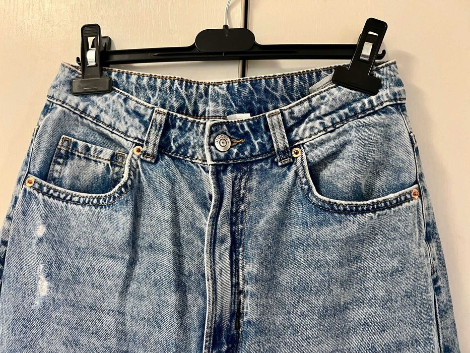 Blugi cu rupturi model boyfriend